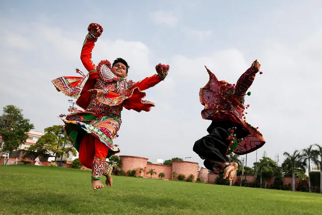 Performers dressed in traditional attire rehearse for Garba, a folk dance, ahead of Navratri, a festival of nine days when devotees worship Hindu goddess Durga, in Ahmedabad, September 15, 2017. (Photo by Amit Dave/Reuters)