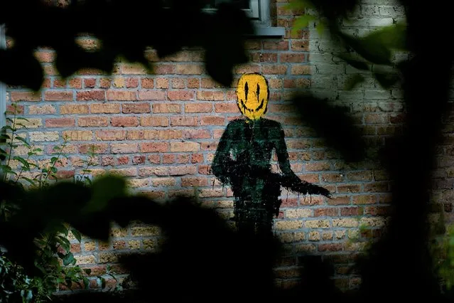 A painted figure is seen on a wall of the home of the mother of Robert E. Crimo III, the 21-year-old suspect facing seven counts of first-degree murder in an attack on a Fourth of July parade, in Highland Park, Illinois, U.S. July 6, 2022. (Photo by Cheney Orr/Reuters)