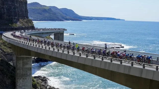 Riders cross the Sea Cliff Bridge during the elite men's road race at the world road cycling championships in Wollongong, Australia, Sunday, September 25, 2022. (Photo by Rick Rycroft/AP Photo)