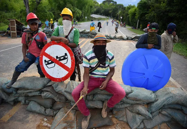 Indigenous people block the Panamaricana highway in Cauca department, Colombia, 02 November 2017. Indigenous people blocked the highway in a protest demanding that the Colombian State fulfills past agreements with the community. (Photo by Ernesto Guzman Jr./EPA/EFE)