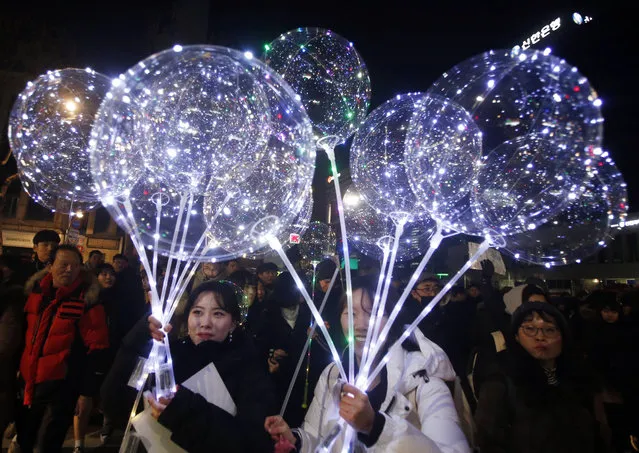 South Korean people attend the New Year's Eve celebrations in Seoul, South Korea, 31 December 2017. (Photo by Kim Hee-Chul/EPA/EFE)