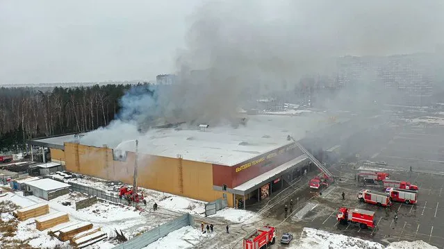 In this image released by the Russian Emergencies Ministry press service, smoke from a fire billows from a shopping center in Balashikha, outside Moscow, Russia, Monday, December 12, 2022. The fire at the Balashikha compound it started in a warehouse area and later expanded into part of the building. Fire crews managed to contain it in an area of about 9,000 square meters (97,000 square feet) and prevent it from engulfing the entire building. (Photo by Russian Emergencies Ministry press service via AP Photo)