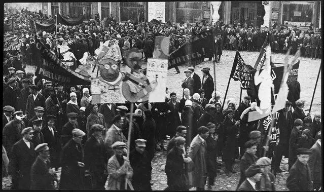 Demonstration in Kimry, Russia, 1920s. (Photo by Leonid Shokin)