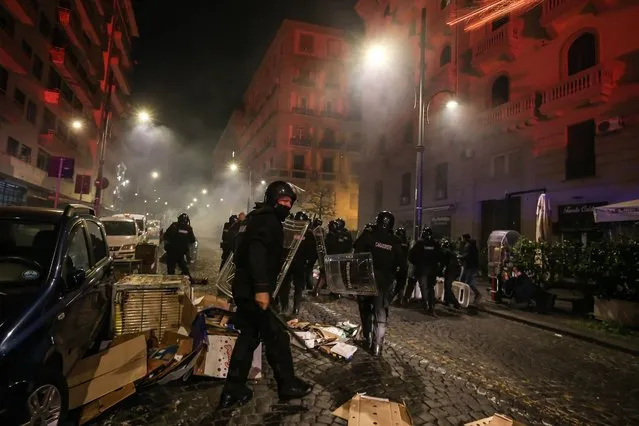 Italian anti-riot policemen stand guard a street in front of Campania region President Vincenzo De Luca's headquarters as demonstrators protest against the measures taken to control the novel coronavirus covid-19 pandemic in the city centre of Naples, on October 23, 2020. (Photo by Carlo Hermann/AFP Photo)
