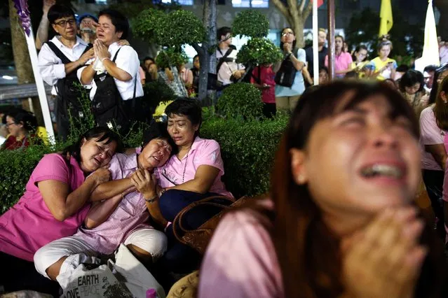People weep after an announcement that Thailand's King Bhumibol Adulyadej has died, at the Siriraj hospital in Bangkok, Thailand, October 13, 2016. (Photo by Athit Perawongmetha/Reuters)