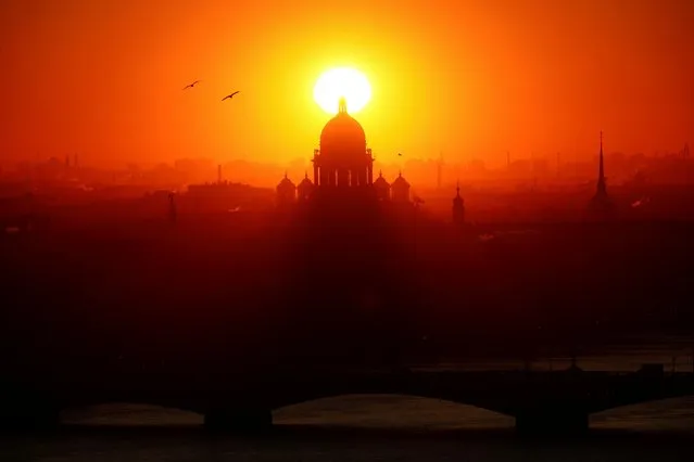 The sun sets behind Saint Isaac’s Cathedral in Saint Petersburg, Russia on December 8, 2020. (Photo by Anton Vaganov/Reuters)