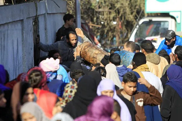 People wait in line to buy gas cylinders at a distribution point in Cairo January 19, 2015. (Photo by Mohamed Abd El Ghany/Reuters)