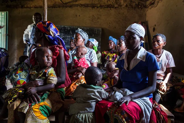 Women and children attend a program for malnourished children sponsored by the World Food Program at a Health Center in Mbau, Eastern D. R.Congo, on November 15, 2016. Malnutrition is very common in D. R.Congo and the problem has been amplified lately in the Mbau area by the influx of displaced people fleeing a surge in violence. (Photo by Eduardo Soteras/AFP Photo)