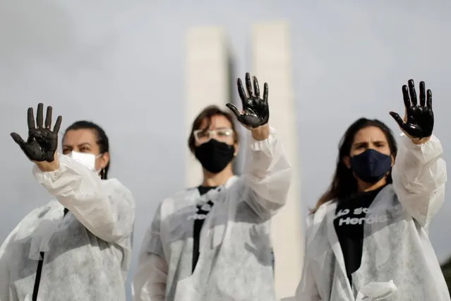 Nurses attend a symbolic protest and tribute for health workers on Labour Day, amid the spread of the coronavirus disease (COVID-19), in Brasilia, Brazil on May 1, 2021. (Photo by Ueslei Marcelino/Reuters)