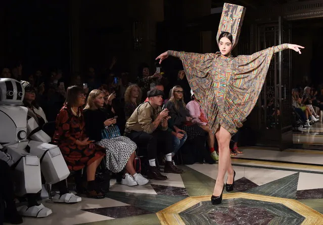 A model presents a creation by British designer Pam Hogg as British model Brooklyn Beckham (C) looks on during the London Fashion Week in London, Britain, 14 September 2018. (Photo by Facundo Arrizabalaga/EPA/EFE)