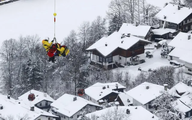 Georg Streitberger of Austria is evacuated by helicopter after crashing during the men's Alpine Skiing World Cup downhill race in Kitzbuehel, Austria, January 23, 2016. (Photo by Dominic Ebenbichler/Reuters)
