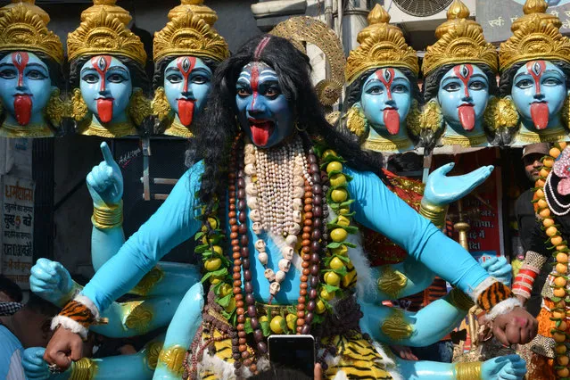 An Indian artists dressed as the Hindu deity Mata Kali performs a dance during a religious procession on the occasion of “Maha Shivaratri” festival, in Amritsar on March 4, 2019. Hindus mark the “Maha Shivratri” festival by offering special prayers and fasting to Lord Shiva, the god of destruction. (Photo by Narinder Nanu/AFP Photo)