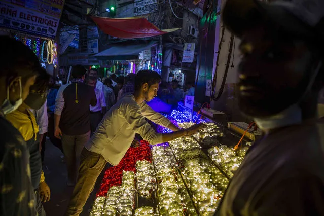 Indians shop ahead of Hindu festival of lights Diwali in New Delhi, India, Tuesday, November 2, 2021. Diwali is one of Hinduism's most important festivals, dedicated to the worship of the goddess of wealth Lakshmi. (Photo by Altaf Qadri/AP Photo)
