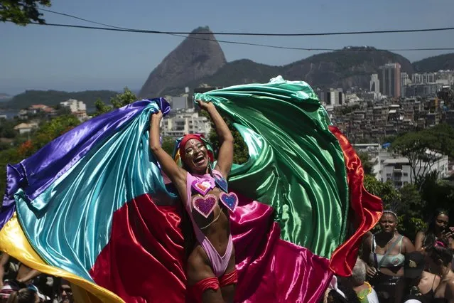 Raquel Poti performs on stilts during the Carmelitas street party on the first day of Carnival in Rio de Janeiro, Brazil, Friday, February 9, 2024. (Photo by Bruna Prado/AP Photo)