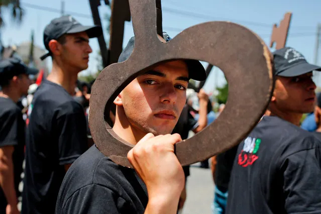 Palestinians hold up paper cutouts of keys as they take part in a rally marking the 71st anniversary of the “Nakba”, or catastrophe, on May 15, 2019 in Ramallah in the Israeli-occupied West Bank. Palestinians are marking the 1948 Nakba, or “catastrophe”, which left hundreds of thousands of Palestinians displaced by the war accompanying the birth of Israel. (Photo by Abbas Momani/AFP Photo)