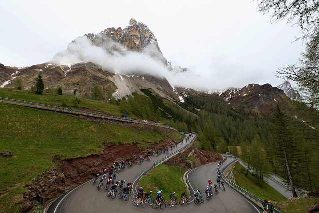 The pack rides a downhill curve in Passo Rolle during the 17th stage of the 107th Giro d'Italia cycling race, 159km between Selva di Val Gardena and Passo del Brocon on May 22, 2024. (Photo by Luca Bettini/AFP Photo)