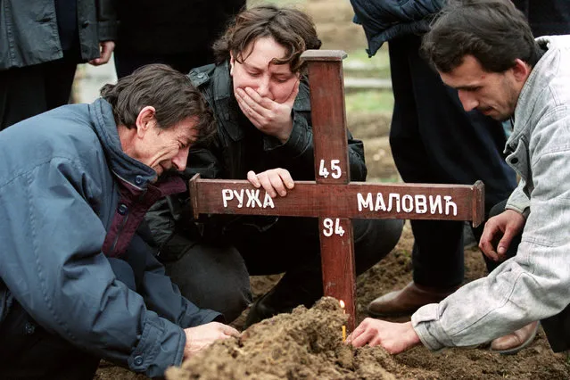 A Sarajevan Serb family mourns a victim of the Sarajevo marketplace massacre in the besieged Bosnian capital on February 7, 1994. (Photo by Pascal Guyot/AFP Photo)