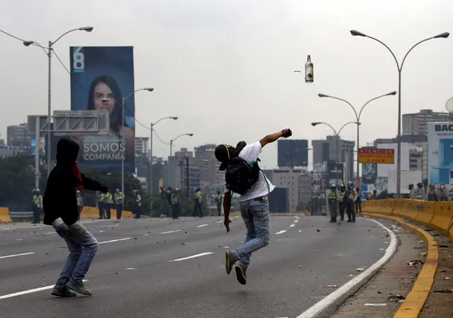 Opposition supporters clash with riot police while rallying against Venezuela's President Nicolas Maduro in Caracas, Venezuela, April 20, 2017. (Photo by Carlos Eduardo Ramirez/Reuters)