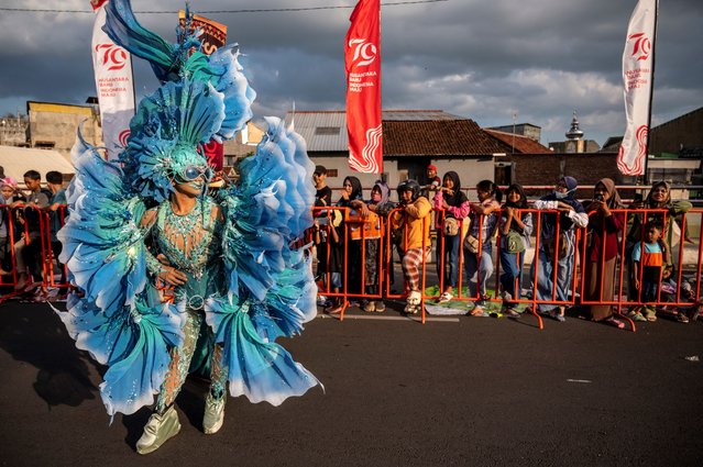 Indonesian performers dressed in costumes parade during the Jember Fashion Carnival, in eastern Java island on August 4, 2024. The annual parade brings designers creating elaborate and vibrant costumes with motifs of wayang, versailles, fairy, rio carnaval, chess, Jember, beta fish, zodiac, climate change, and media attended by some 900 participants in a 3.6 kilometer parade route around the city. (Photo by Juni Kriswanto/AFP Photo)