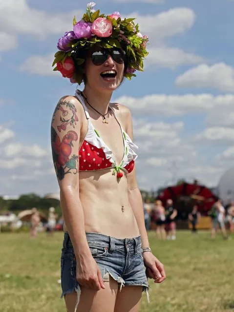 Laura Snowling, from London, enjoys the hot weather at the Glastonbury Festival, at Worthy Farm in Somerset. (Photo by Yui Mok/PA Wire)