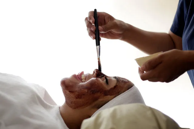 A woman reacts as a beauty therapist applies a face mask made out of chocolate at a natural health and beauty clinic in Ciudad Juarez, Mexico July 21, 2017. (Photo by Jose Luis Gonzalez/Reuters)