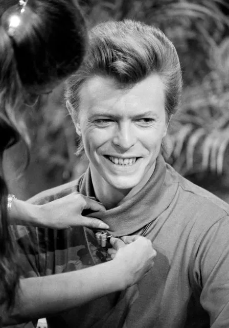 David Bowie is shown as he prepares for an appearance on ABC-TV's “Good Morning America”, in New York, September 3, 1980. (Photo by Dave Pickoff/AP Photo)