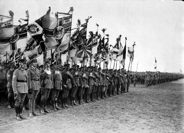 The impending flag parade of the German National Party that took place in Berlin-Tempelhof as propaganda for the government on September 4, 1932. (Photo by AP Photo)