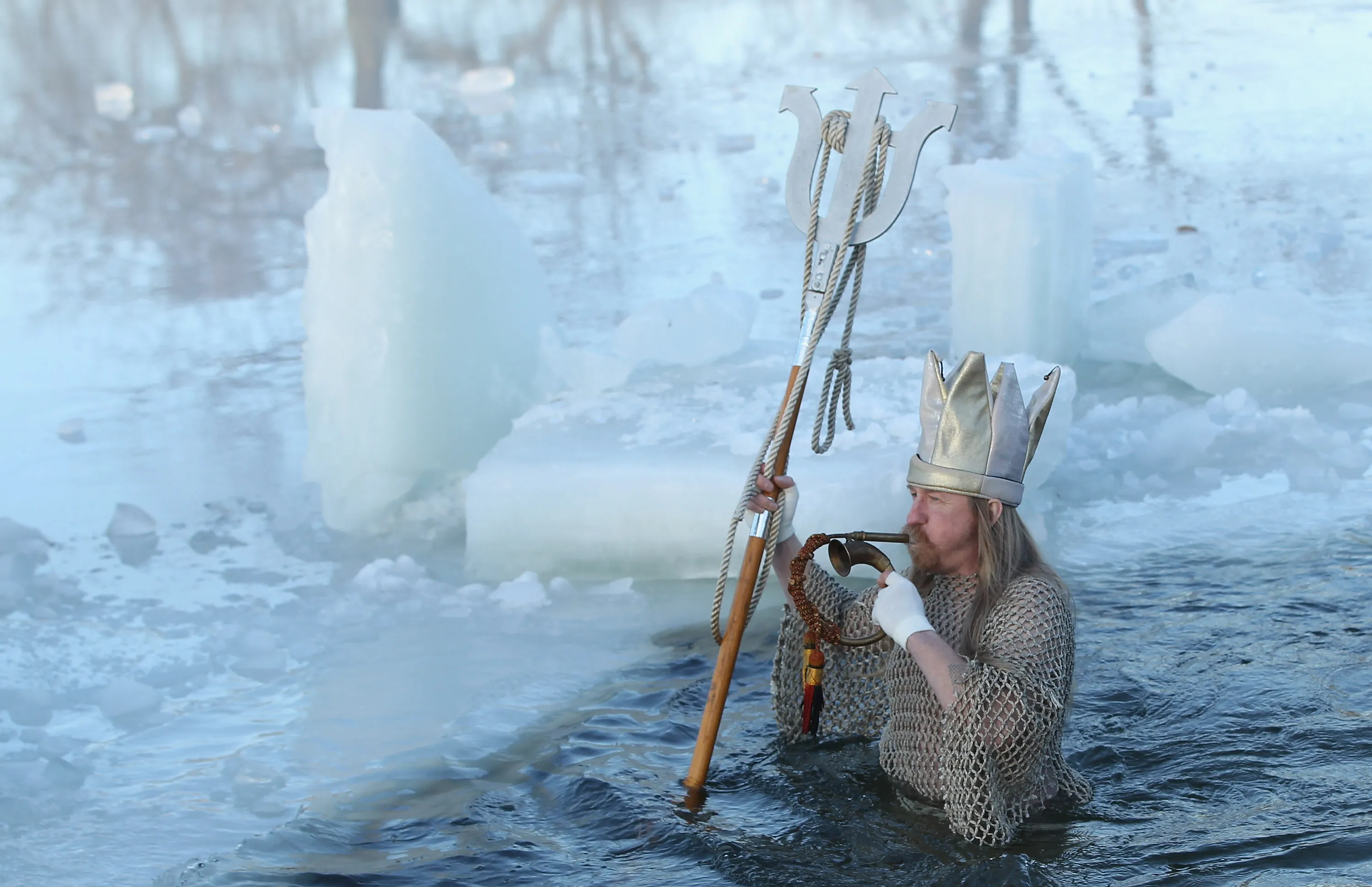 Парю воду. Ледяная прорубь. Купание зимой в Якутии. Вода в проруби зимой. Водяной зимой.