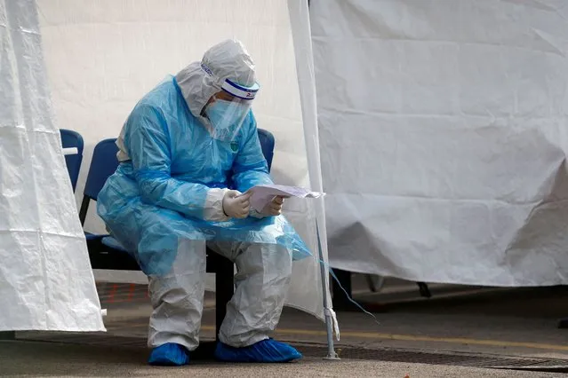 A health worker sits in one of the tents set outside the San Jose hospital to carry out COVID-19 tests, in Santiago, on June 15, 2020, amid the novel coronavirus pandemic. Chile renewed for three months the “constitutional state of emergency due to catastrophe”, which leaves public order in the hands of the military and establishes a night curfew. An official report on the eve showed 6,938 new infections and 222 deaths, bringing the total to 174,293 infected and 3,323 dead. (Photo by Javier Torres/AFP Photo)