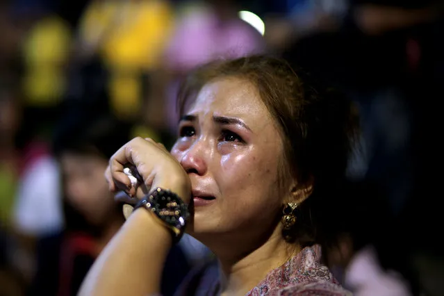 A woman cries before an announcement that Thailand's King Bhumibol Adulyadej has died, at the Siriraj hospital in Bangkok, Thailand, October 13, 2016. (Photo by Athit Perawongmetha/Reuters)