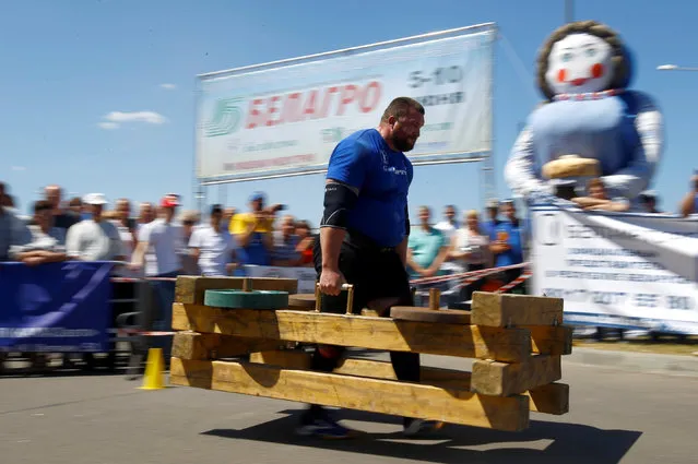 A man carries a 330 kg equipment during the international tournament “NORTEC STRONGMAN CUP 2018” on the outskirts of Minsk, Belarus, June 8, 2018. (Photo by Vasily Fedosenko/Reuters)