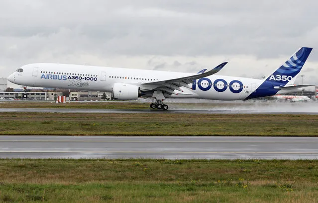 An Airbus A350-1000 takes off during its maiden flight event in Colomiers near Toulouse, Southwestern France, November 24, 2016. (Photo by Regis Duvignau/Reuters)