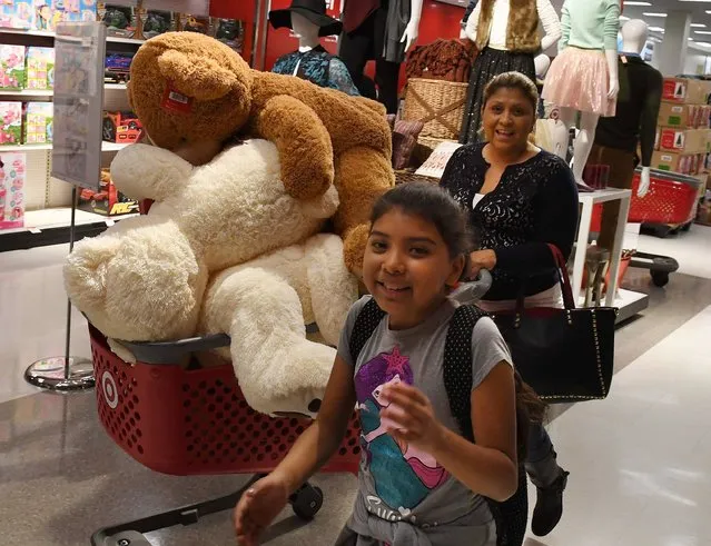Thanksgiving Day shoppers push carts loaded with stuffed animals during the “Black Friday” sales at a Target store in Culver City, California on November 24, 2016. US retailers kicked off the unofficial start of the holiday retail season with sales that begin on the Thanksgiving holiday. (Photo by Mark Ralston/AFP Photo)