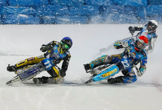 Riders compete in a snowfall during Astana Expo FIM Ice Speedway Gladiators World Championship at the Medeo rink in Almaty, Kazakhstan, February 18, 2017. (Photo by Shamil Zhumatov/Reuters)