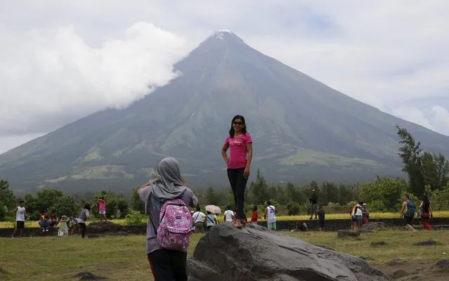 A local tourist poses in front of Mayon volcano in Daraga, Albay in central Philippines April 3, 2016. (Photo by Erik De Castro/Reuters)