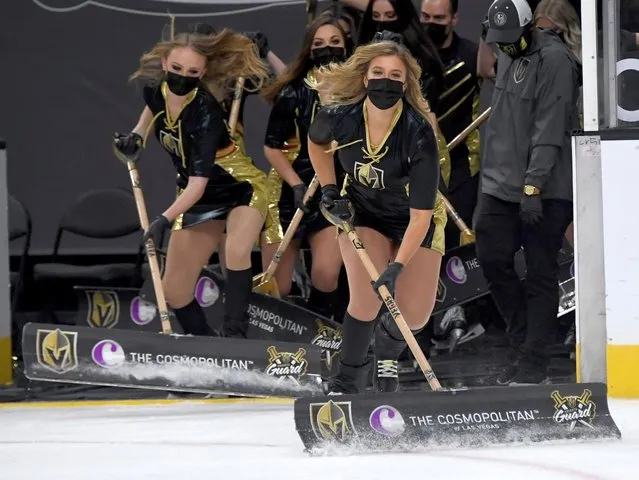 Members of the Knights Guard clean the ice during the Vegas Golden Knights' game against the Anaheim Ducks at T-Mobile Arena on January 14, 2021 in Las Vegas, Nevada. The Golden Knights defeated the Ducks 5-2. (Photo by Ethan Miller/Getty images/Profimedia)