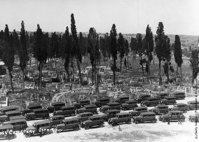 1910: A stream of cars at a funeral in the Heroes cemetery in Instanbul