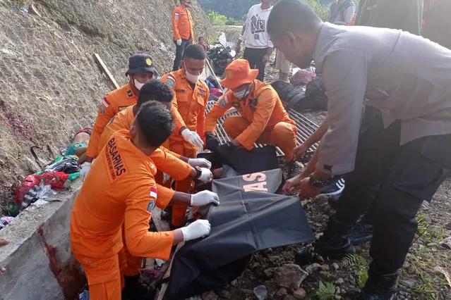 In this photo released by National Search and Rescue Agency (BASARNAS), rescuers put the body of a victim into a body bag after a truck accident in Manokwari, West Papua, Indonesia, Wednesday, April 13, 2022. An overloaded truck hit a cliff and flipped over near an illegal gold mine in Indonesia's West Papua province on Wednesday, killing a number of people and leaving others injured, police said. (Photo by BASARNAS via AP Photo)