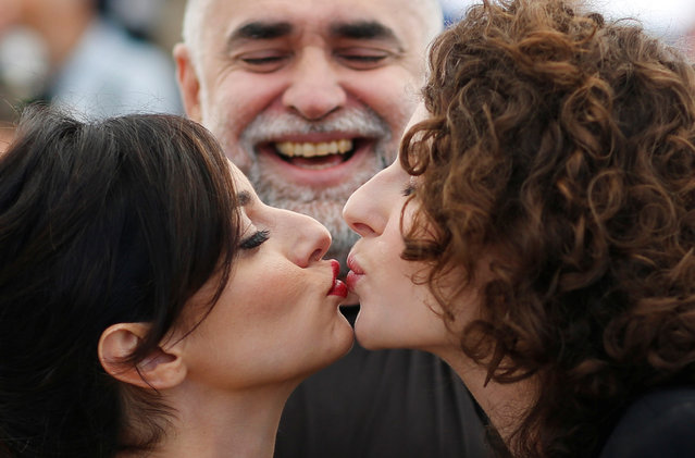 Brazilian actress Julia Stockler (L) and Brazilian actress Carol Duarte kiss while posing with Brazilian film director Karim Ainouz during a photocall for the film “A Vida Invisivel de Euridice Gusmao (The Invisible Life of Euridice Gusmao)” at the 72nd edition of the Cannes Film Festival in Cannes, southern France, on May 20, 2019. (Photo by Stephane Mahe/Reuters)
