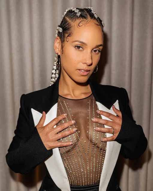 American singer-songwriter Alicia Keys holds onto her assets in the a daring ensemble in the second decade of May 2022. (Photo by aliciakeys/Instagram)