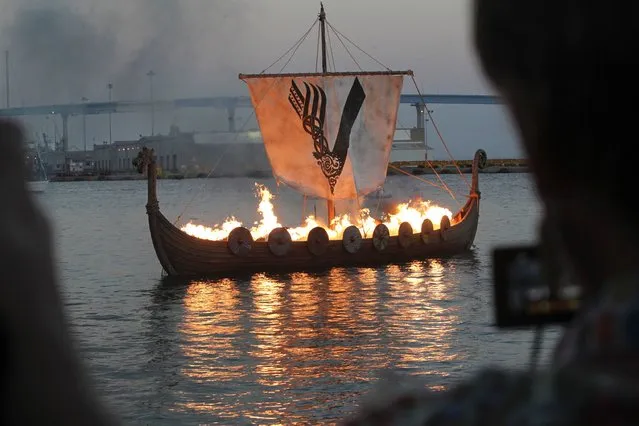 A simulated burning of a 45-foot replica of a Viking long-ship publicizes the TV show Vikings during Comic-Con 2017 in San Diego, California, July 21, 2017. (Photo by Bill Wechter/AFP Photo)