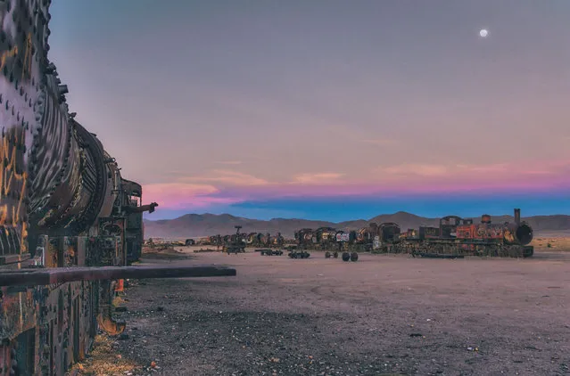 Chris Staring photographs a mysterious train graveyard in the heart of southern Bolivia, where the skeletons of British steam locomotives and rail cars rust away on the edge of the world’s largest salt flats. More than 100 rail cars and locomotives can be found in different states of decay in the train graveyard. (Photo by Chris Staring/Rex Features/Shutterstock)