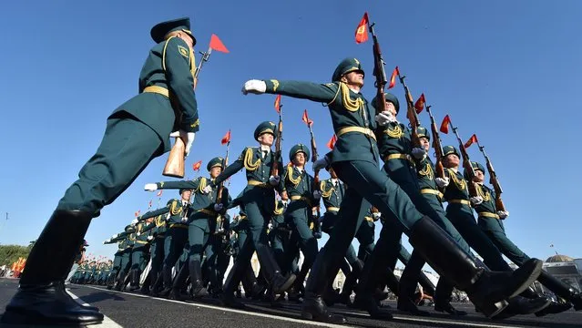 Kyrgyz soldiers perform during the celebration of the 30th anniversary of the creation of the Kyrgyzstan's National Guard at Ala-Too Square, in Bishkek on July 17, 2022. (Photo by Vyacheslav Oseledko/AFP Photo)