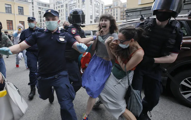 Police detain people protesting against the court verdict for Yuliy Boyarshinov, and Viktor Filinkov, member of a left-wing group Set (Network) at the Western regional military court in St.Petersburg, Russia, Monday, June 22, 2020. A Russian military court convicted two members of a left-wing youth group of terrorism Monday and sentenced them to prison terms of five and a half and seven years, in a case that human rights groups called fabricated and based on coerced testimony. (Photo by Dmitri Lovetsky/AP Photo)