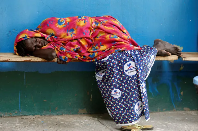A woman lies on a bench at the Nigeria Air Force hospital in Bama, Borno, Nigeria, August 31, 2016. (Photo by Afolabi Sotunde/Reuters)
