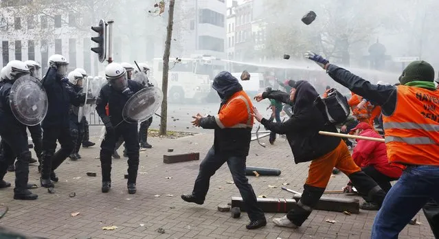 Demonstrators confront riot police in central Brussels November 6, 2014. (Photo by Yves Herman/Reuters)