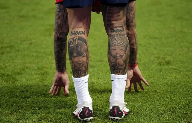 An image of PSG's Mauro Icardi warming-up and showing the tattoos on his legs of his children ahead of the French League One soccer match between Paris Saint-Germain and Metz at the Parc des Princes in Paris, France, Wednesday, September 16, 2020. (Photo by Francois Mori/AP Photo)