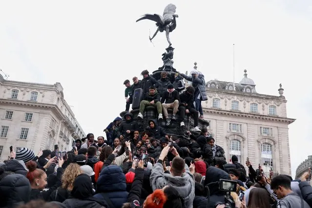 British rapper Digga D is surrounded by fans as he films a music video on the Eros statue in Piccadilly Circus in London, Britain on February 4, 2023. (Photo by Kevin Coombs/Reuters)