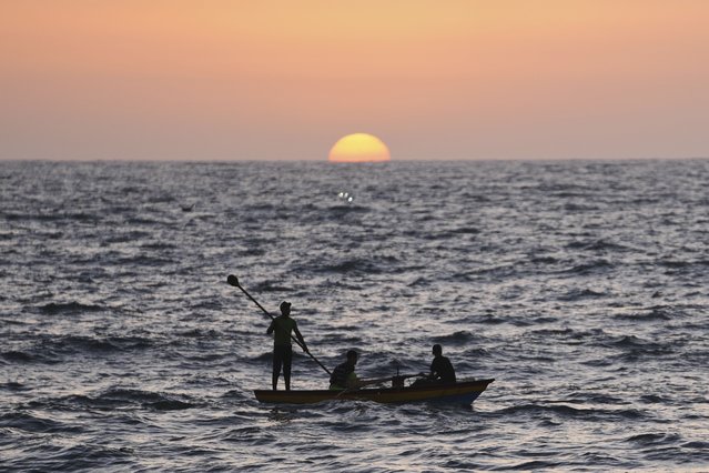 Palestinians fisherman paddle near the port of Gaza City, Thursday, May 29, 2025. (Photo by Jehad Alshrafi/AP Photo)