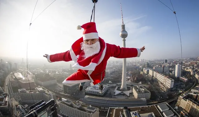 A man dressed as Santa Claus poses during a base flying event in downtown in Berlin December 6, 2014. (Photo by Hannibal Hanschke/Reuters)